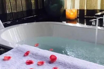 南通水疗池中的失重冥想：当身体学会漂浮